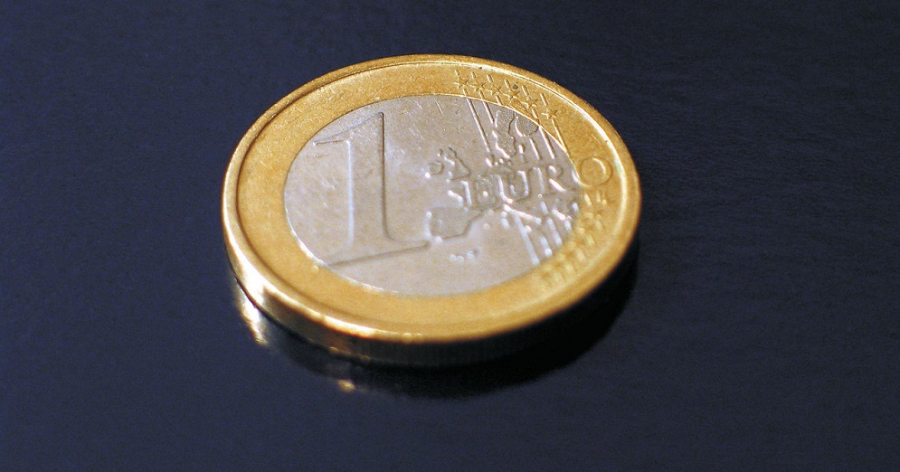 Az euró árfolyama kissé csökkent, a svájci franké és a dolláré viszont nőtt