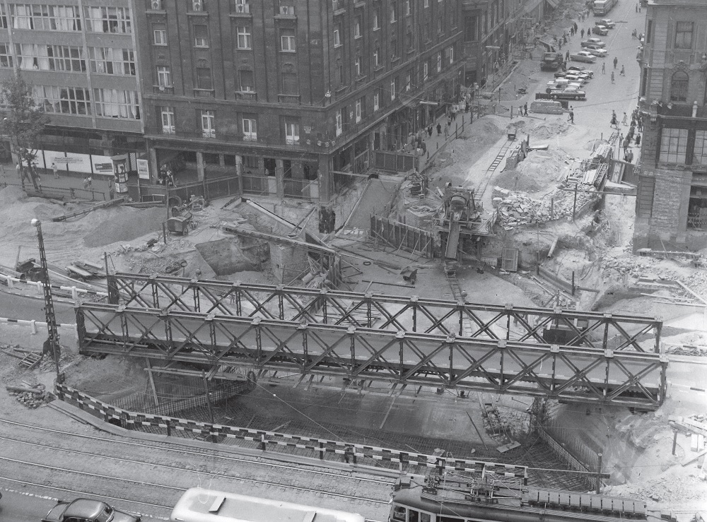 Amikor még híd állt az Astoria közepén és dugó volt a Váci utcában