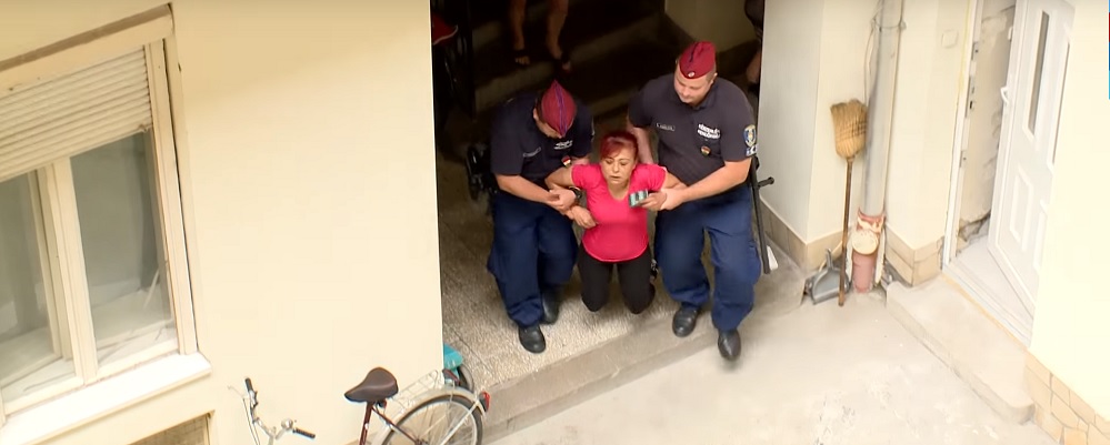 Súlyos videó: a rendőrök karjaiban esett össze a kilakoltatott nő