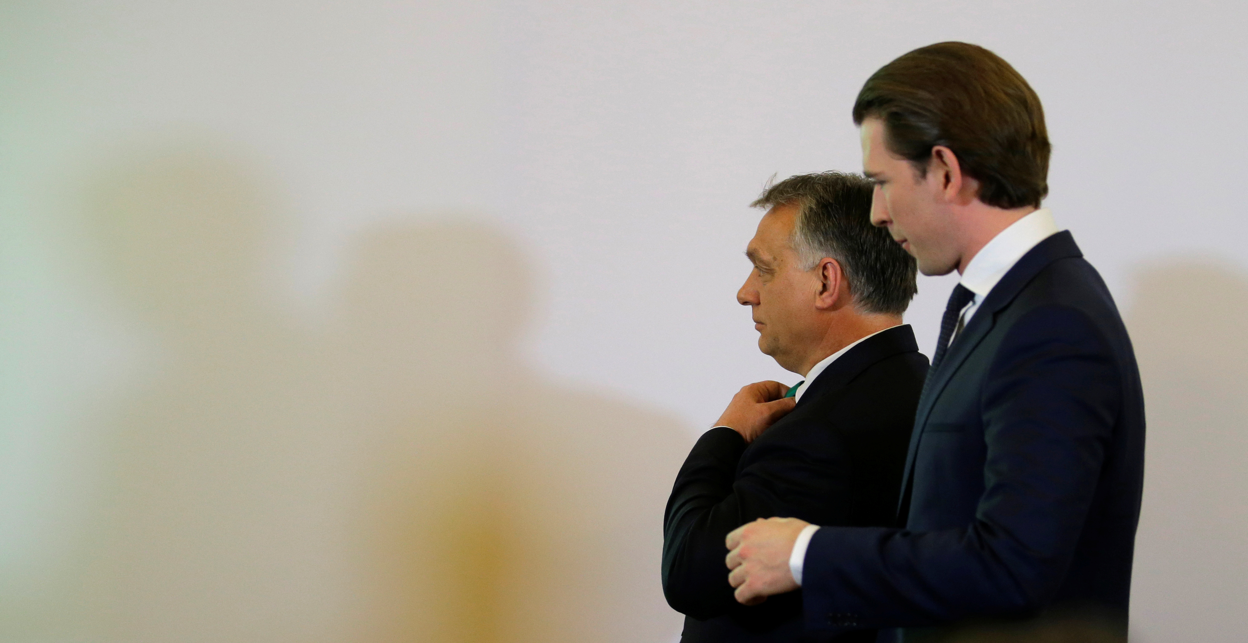 Mélypontnak tartják, hogy Kurz megvédte Orbán politikáját