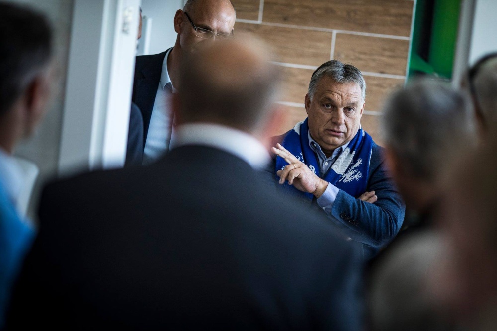 Orbán gépen száll fölébe