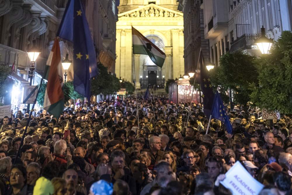 „Orbán Viktor fél azoktól, akik gondolkodnak” – a CEU-ért tüntettek
