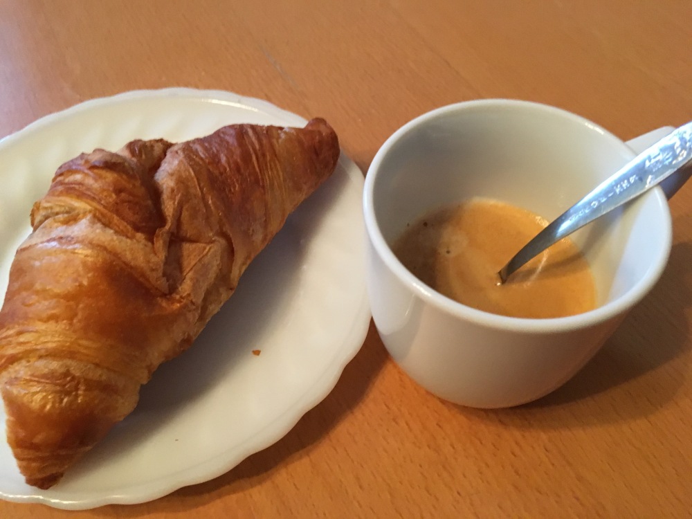Kávé és croissant