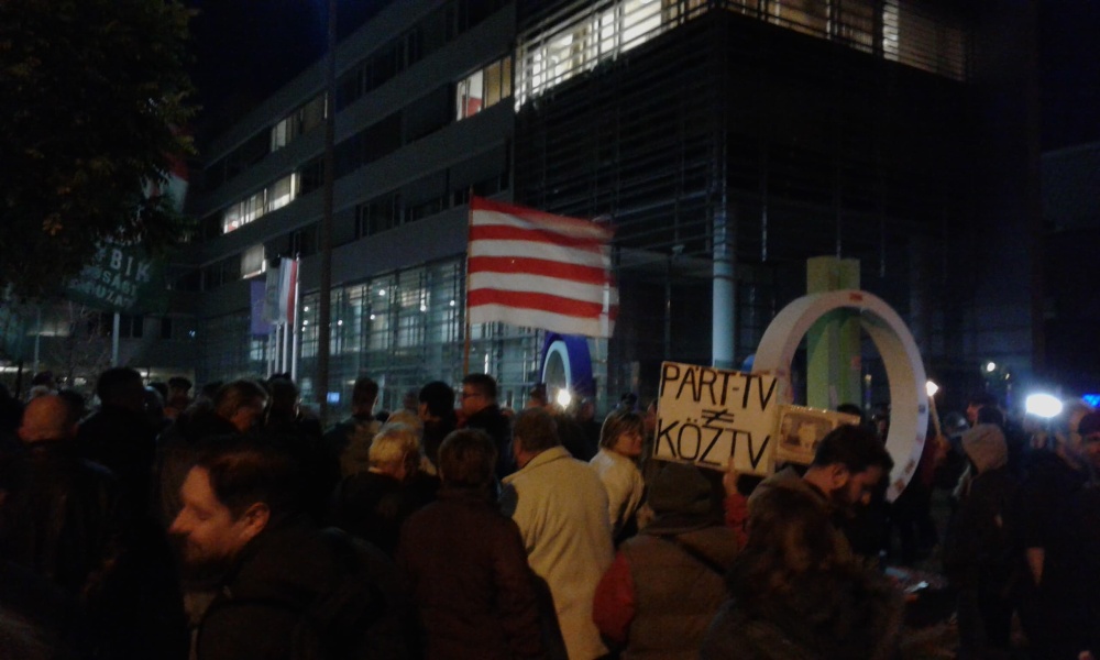 A tévészékház előtt tüntettek, zúgott a „lakájmédia” és az „Orbán, takarodj!”