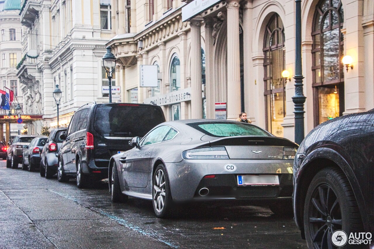 Osztrák ékszerész jár a bécsi magyar ex-nagykövet Aston Martinjával