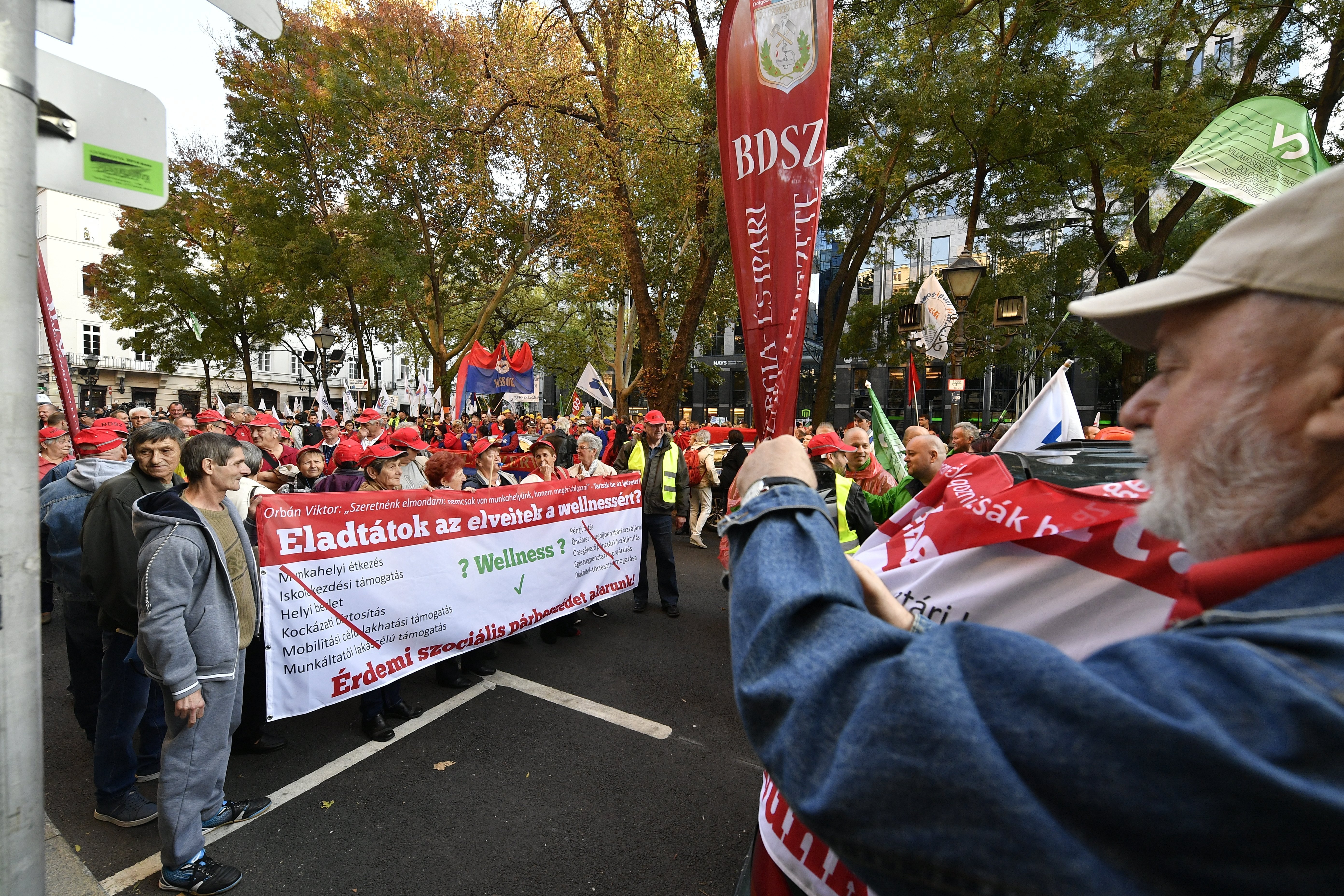 Négyszázezres cafeteriát követel a szakszervezet a közszférában