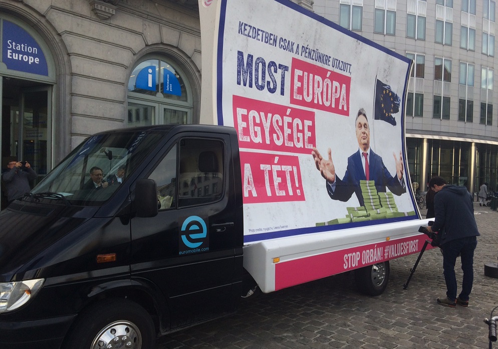 Guy Verhofstadt teherautóról üzen Orbán Viktornak
