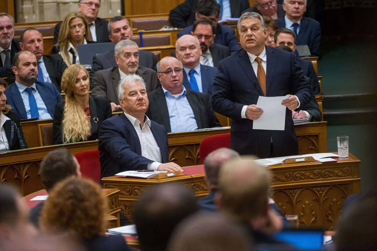 Jakab Péter Orbánnak a parlamentben: „Miniszterelnök úr, ön közönséges lókupec”
