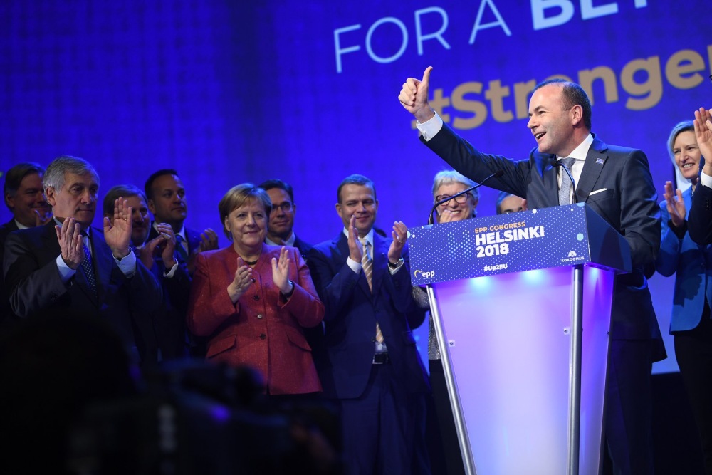 Weber csúcsjelölt lett, Tusk Orbánt kritizálta, a fideszesek megszavazták a liberális demokrácia méltatását