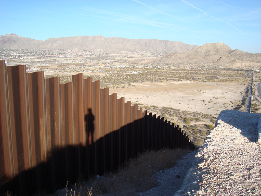A „mexikói fal” miatt részben leállt Amerika