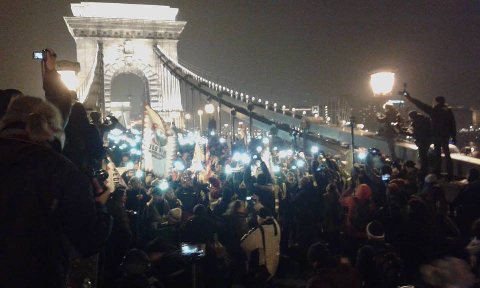 Áder rezidenciája előtt több ezren tüntettek, mindenki a januári folytatásról beszélt