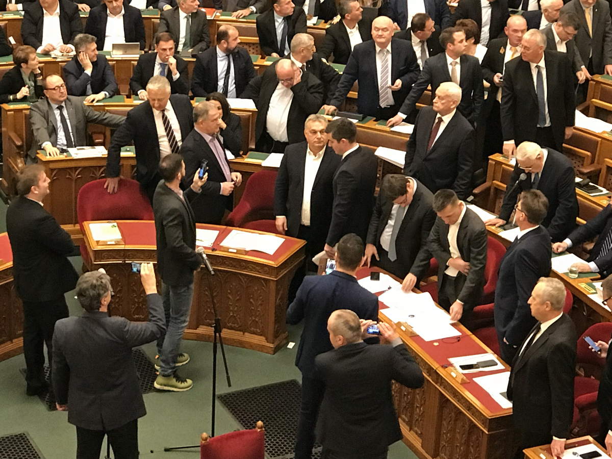 Botrányos ülésen szavazta meg a Fidesz a rabszolgatörvényt, az ellenzék csalást kiált, Orbán Viktor elégedett