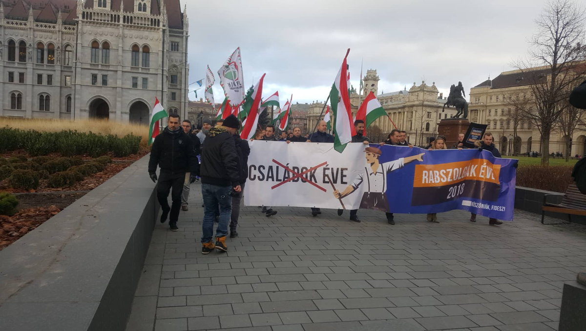 „Ne legyen a miniszterelnök bábja” – a Jobbik petíciót vitt Áderhez