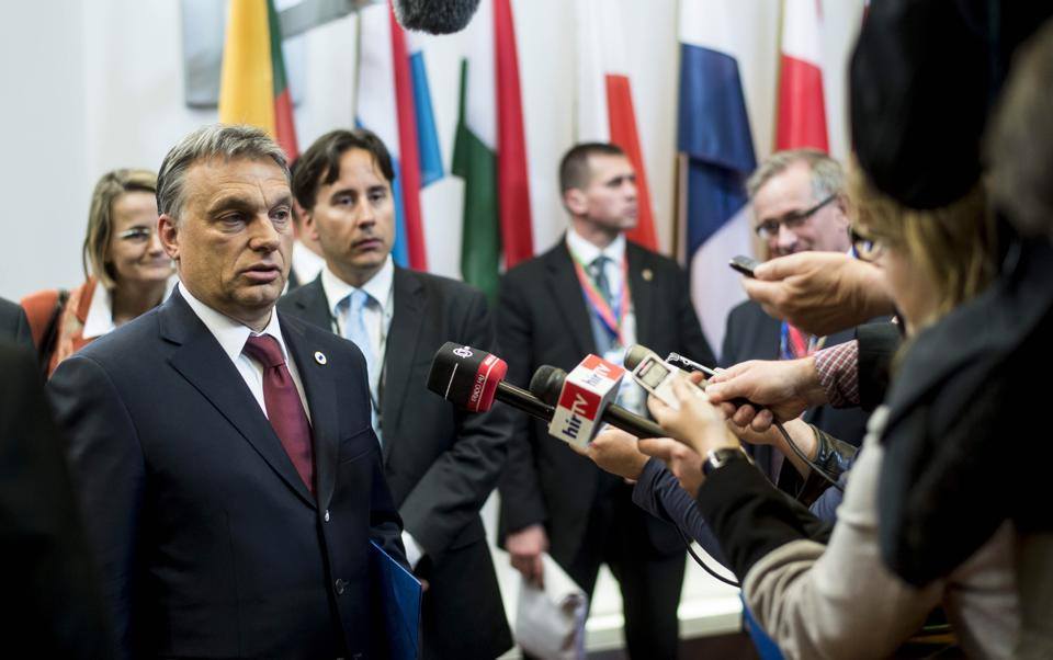 Miért fél Orbán Viktor a sajtótól Brüsszelben is?