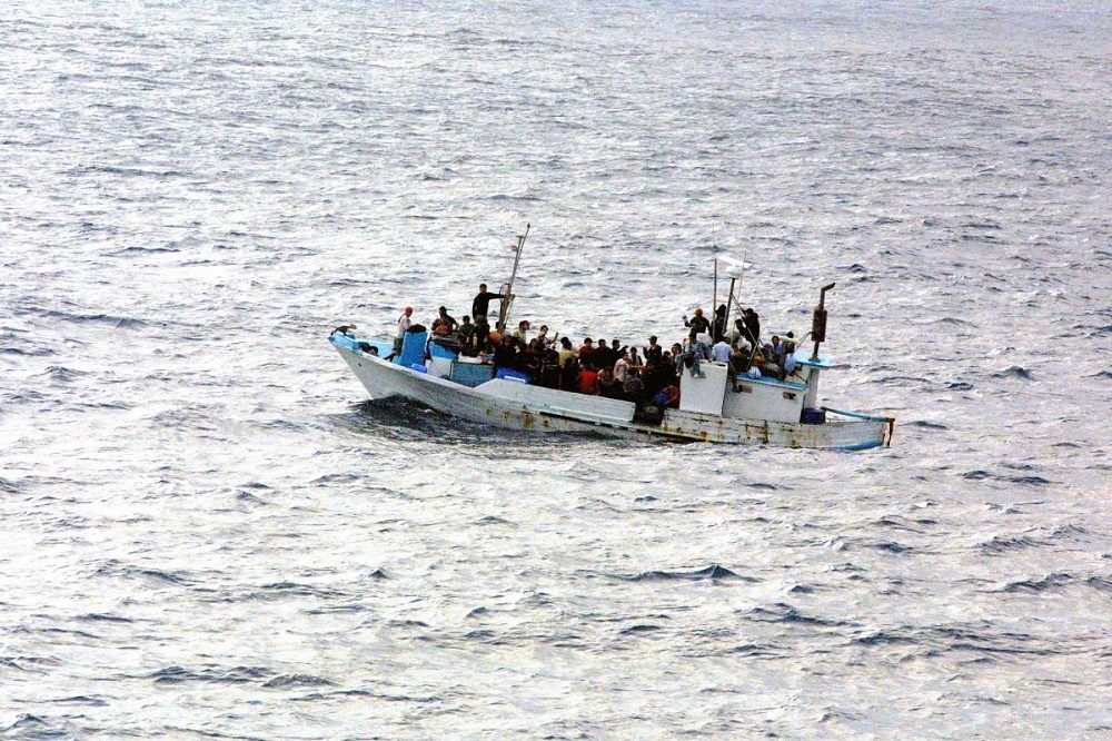 Franciaországban kötött ki a tengerből kimentett migránsokat szállító Ocean Viking