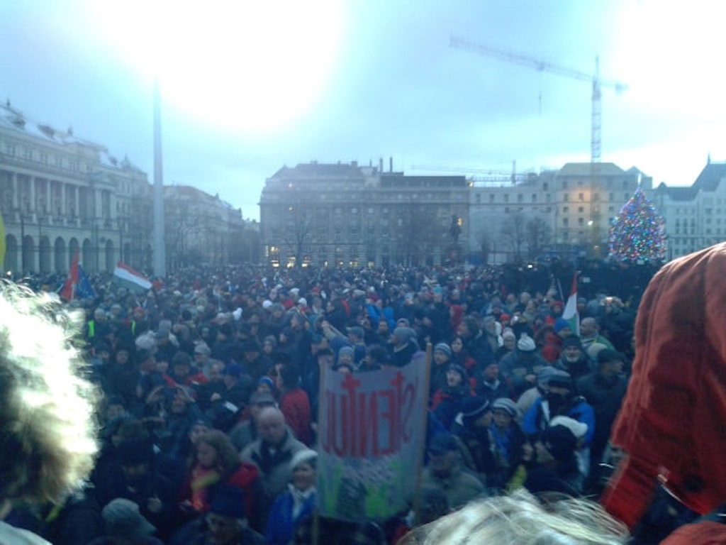 „Álljon le az ország!” – a decemberinél többen tüntettek a Kossuth téren a kormány politikája ellen
