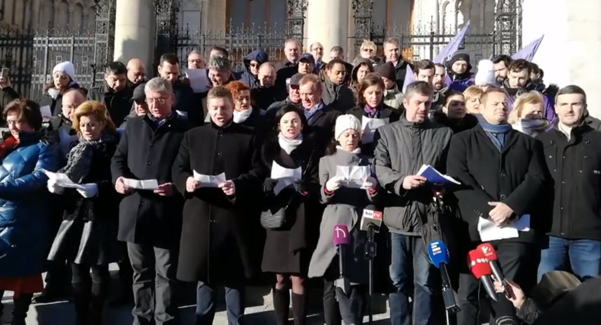 A Fidesz bojkottálta a parlament rendkívüli ülését, az ellenzék a Kossuth térre vonult