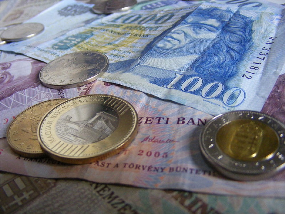 Az euróval szemben erősödött a forint, de a dollárhoz képest gyengült