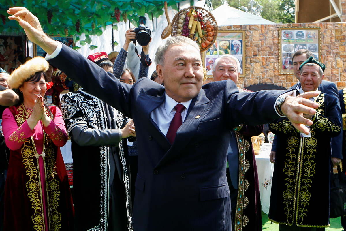 Nazarbajev lemondott, de nagyobb hatalma lesz, mint elnökként
