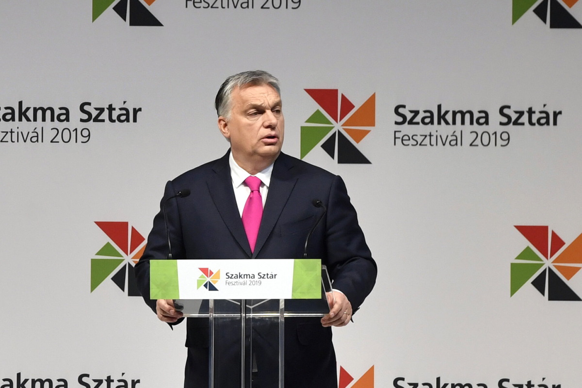 Orbán Viktor: Aki elereszti a fiataljait, az elveszíti a jövőjét