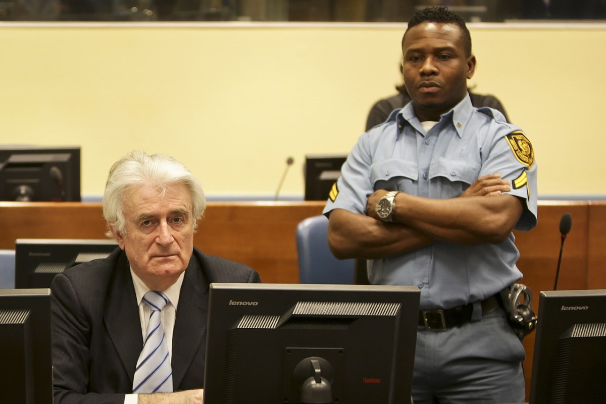 A pszichiáter, aki háborús bűnösként végezte: életfogytiglanra súlyosbították Karadzic büntetését
