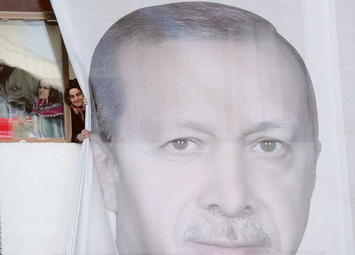 Miért éppen most kelt a muszlim világ védelmére Erdogan?