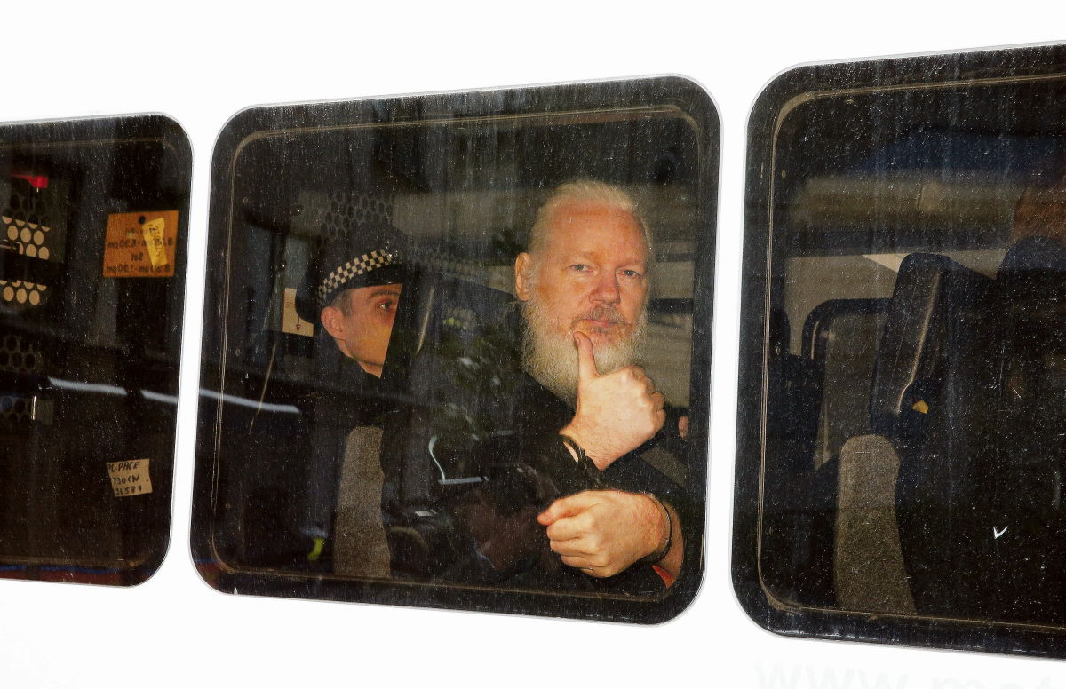 Vécécsészéje miatt bukik Assange?