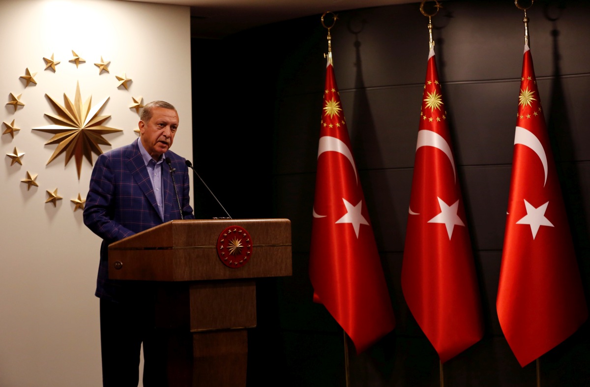 A vendéglátó Erdogan tűzszünetre szólított fel a béketárgyalás nyitányaként