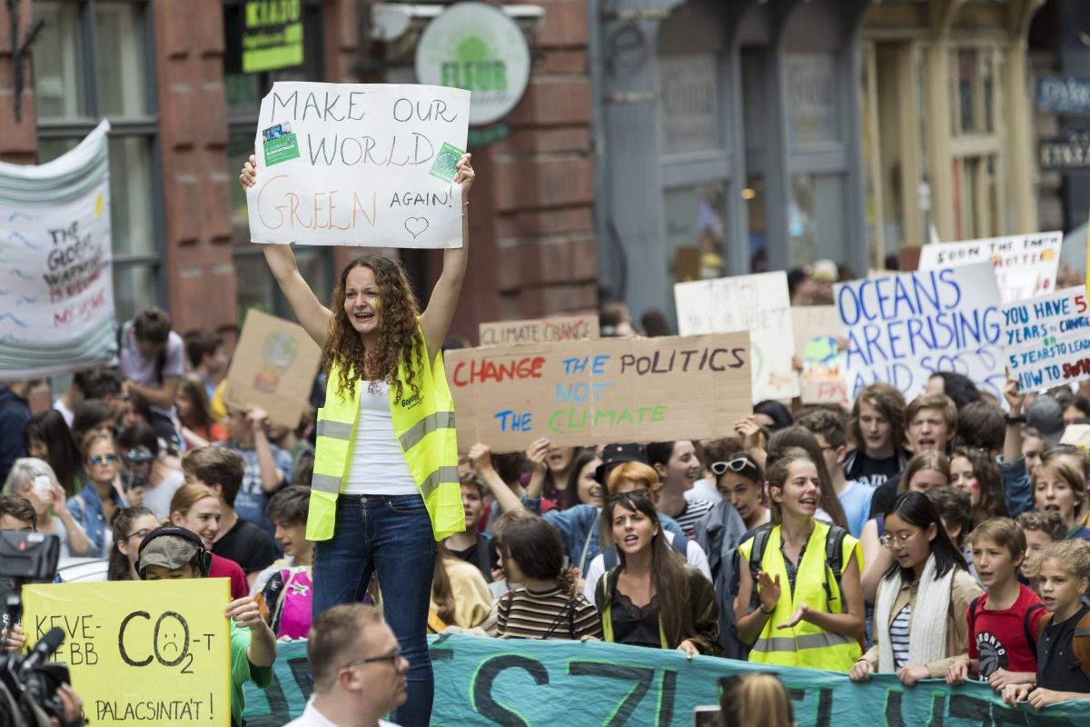 Ezrek tüntettek a klímaváltozás elleni fellépésért Budapesten