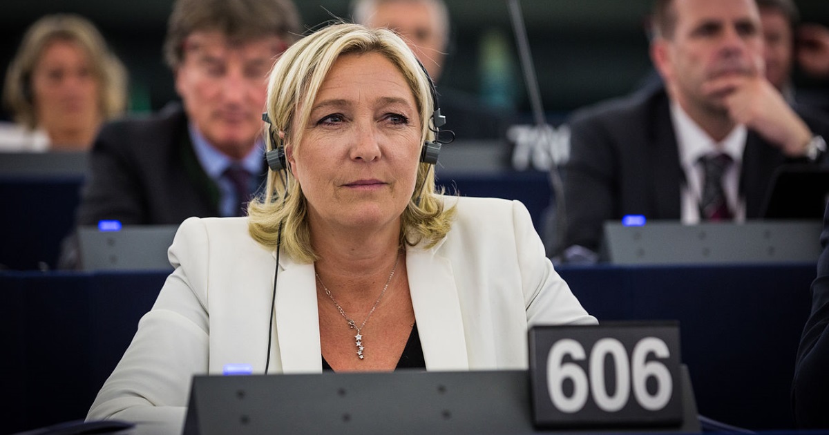 Le Pen magyar hitelét is felemlegette Macron a tévévitájukban
