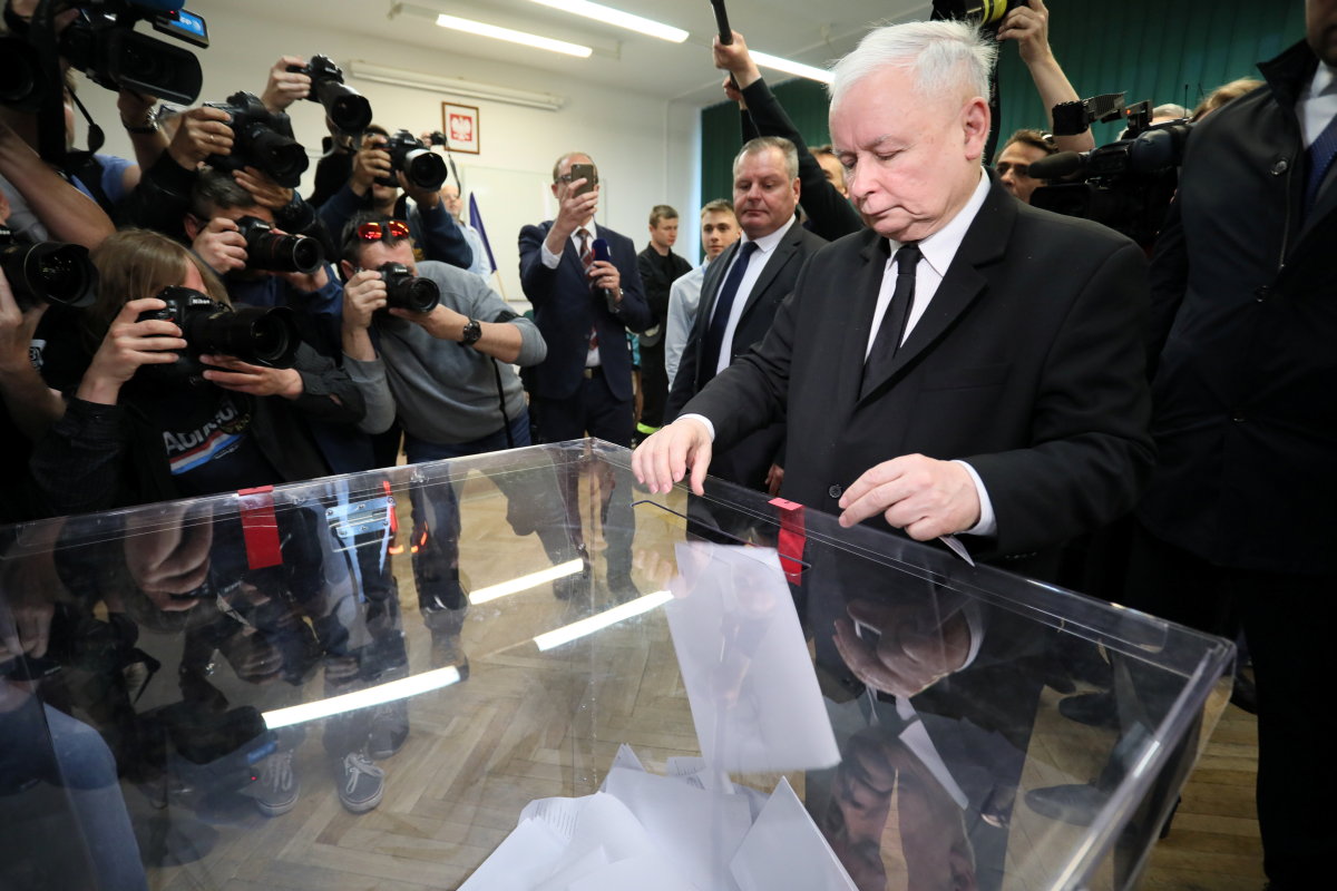 A kormányzás folytatására készülhetnek Kaczynskiék