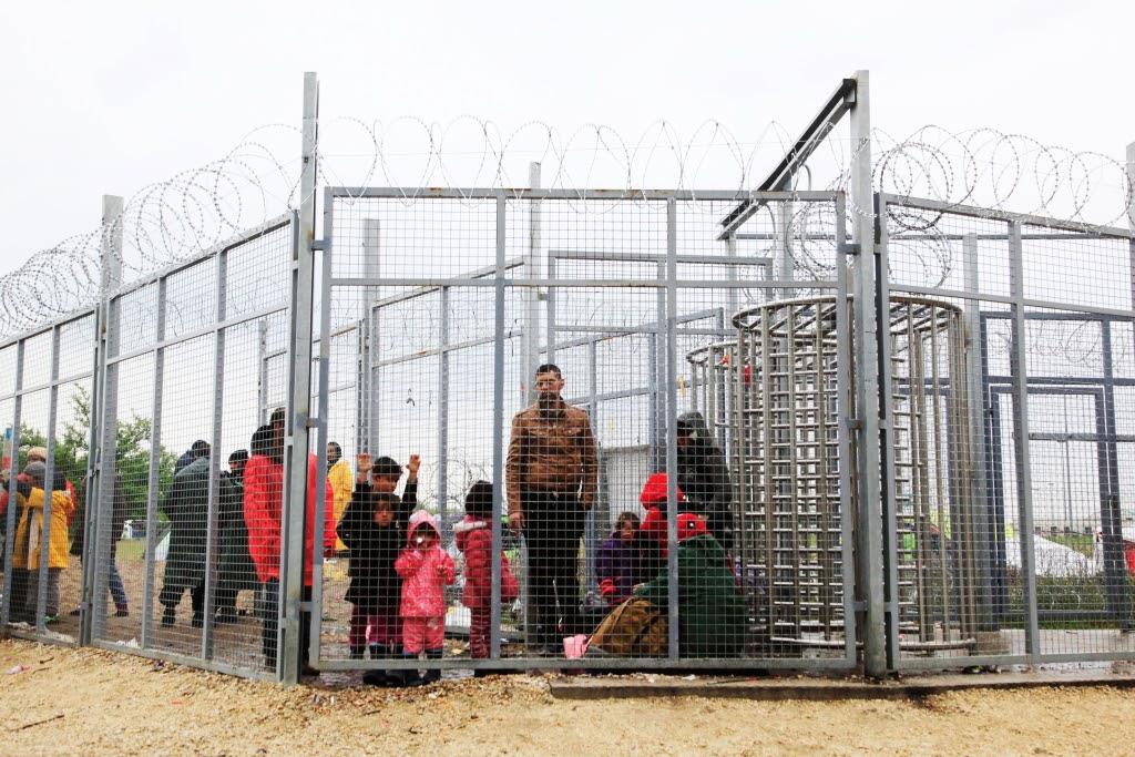 Brüsszel: Az új menekültügyi szabályozás is uniós jogot sért