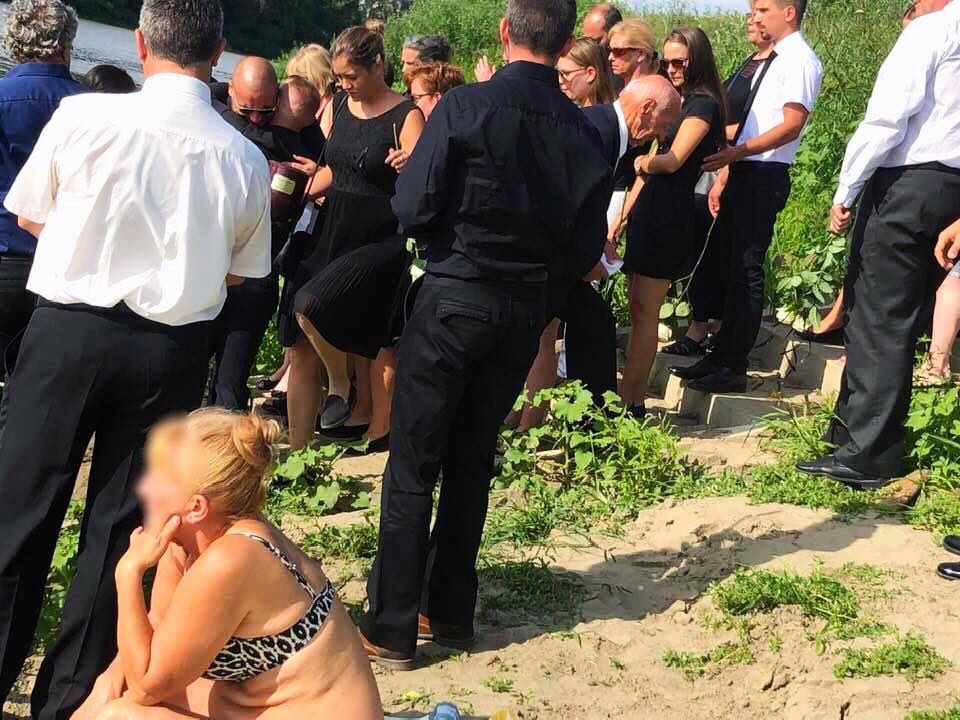 Nem érdekelte a napozó nőt, hogy mellette temetés zajlik