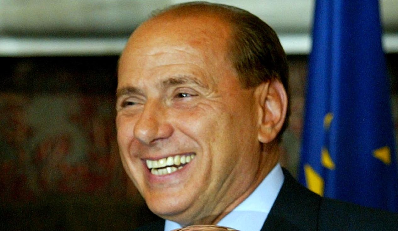 Felmentették Berlusconit a korrupció vádja alól