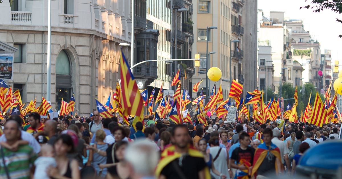 Lángba borult Barcelona, tízezrek vonultak utcára, Messiék meccsét is elhalasztották