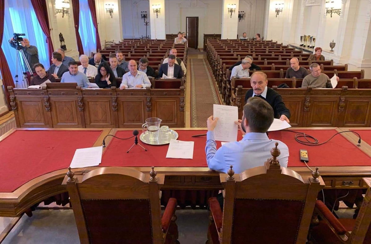 Megkerülték az újpesti polgármestert a választás után távozók kifizetésénél