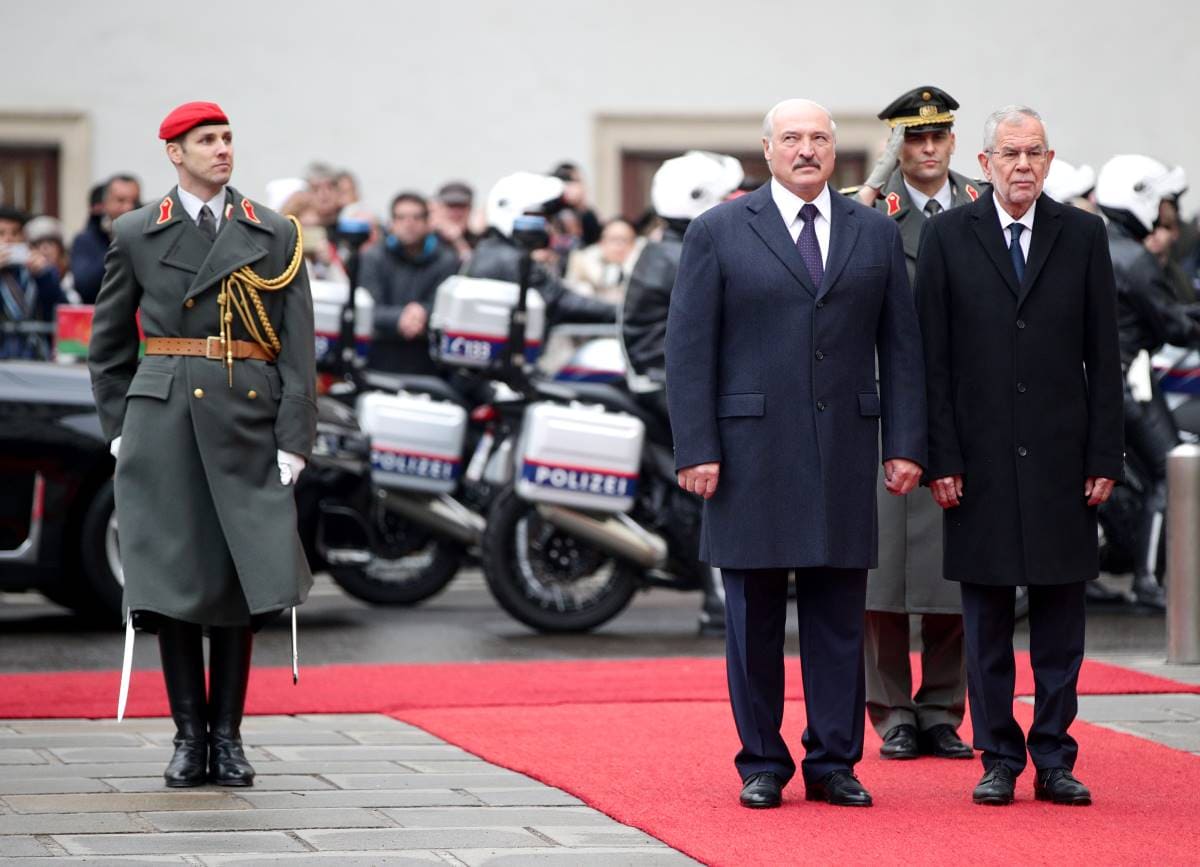 A hintapolitikus tánca: Lukasenka nem adja olcsón a hatalmát