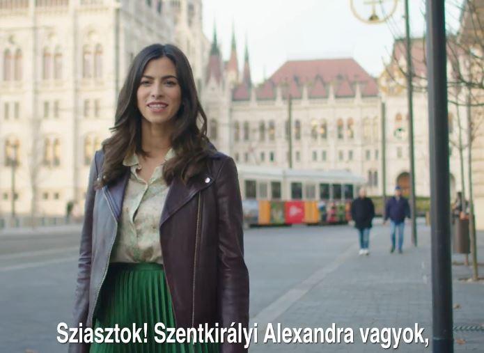 Tegezve köszönti az embereket Szentkirályi Alexandra, az új kormányszóvivő – videó