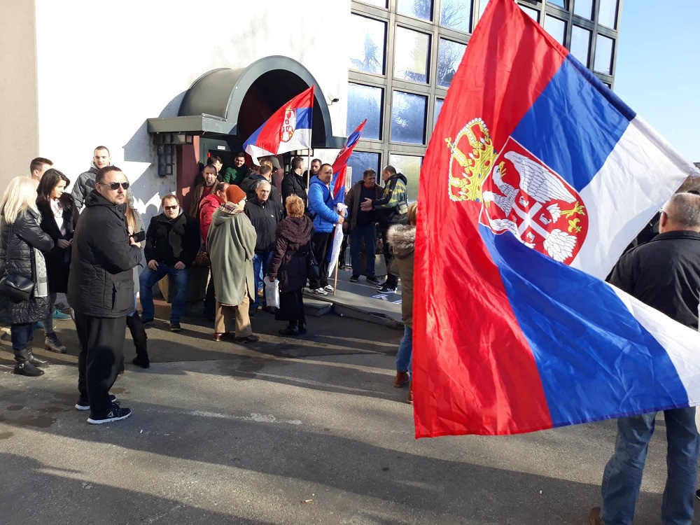A helyszínről jelentjük: blokád alatt a szerb köztévé