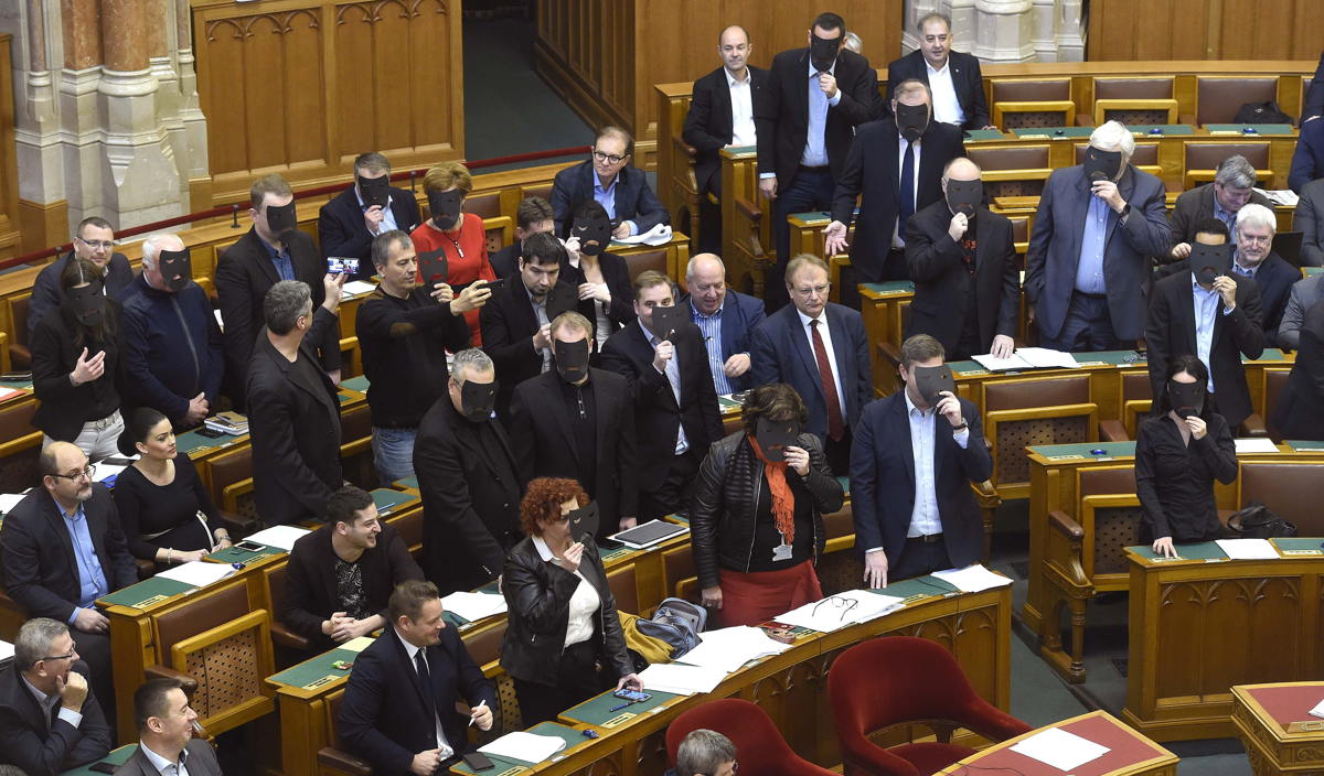 Simán átment a parlamenten a színházi törvény