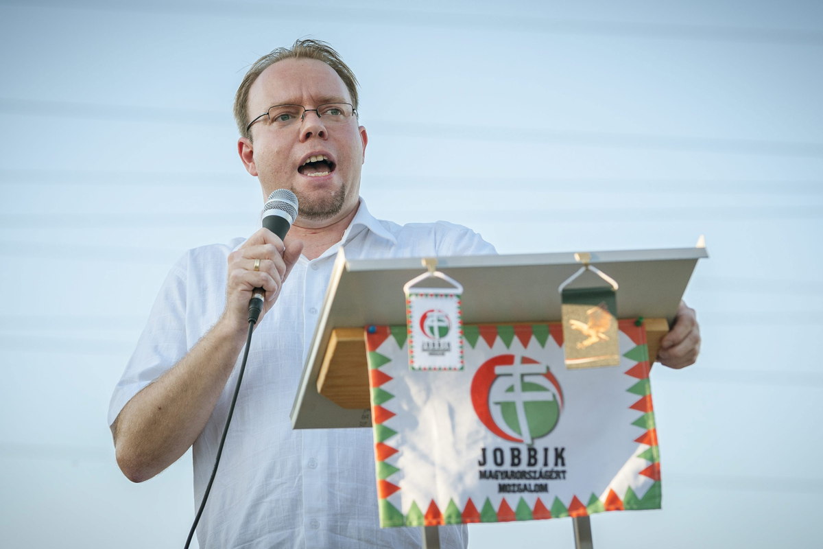 Visszahívja a Jobbik a Duna-parti cipőkbe beleköpő Kulcsár Gergelyt
