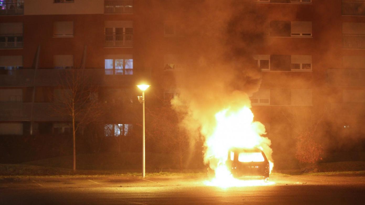 Kétszáznál több autót gyújtottak fel az éjjel Strasbourgban