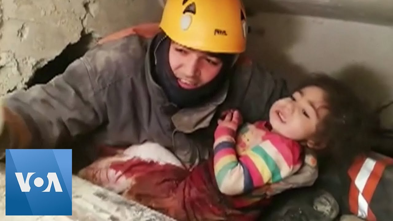 Videón, ahogy élve kimentenek egy kislányt a török földrengés után
