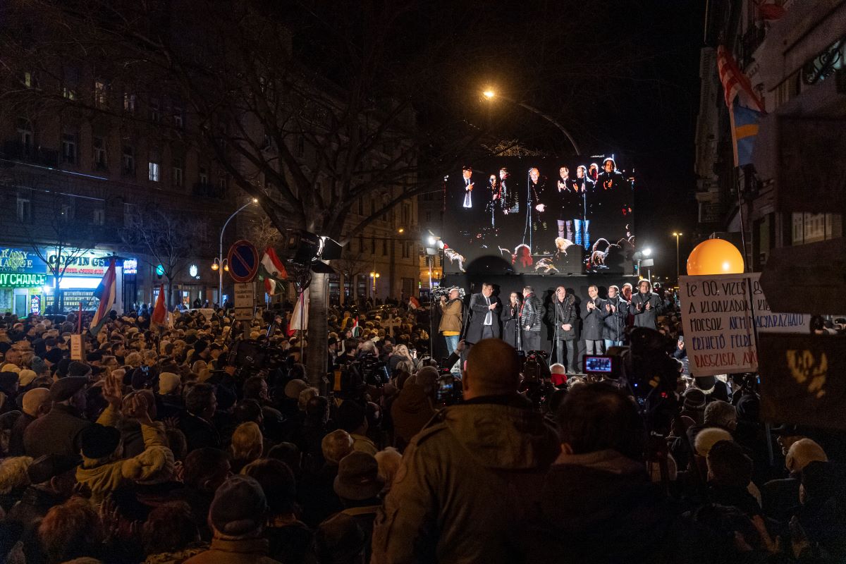 Videón, ahogy újságírókat lökdöstek, inzultáltak a Fidesz gyűlölet elleni tüntetésén