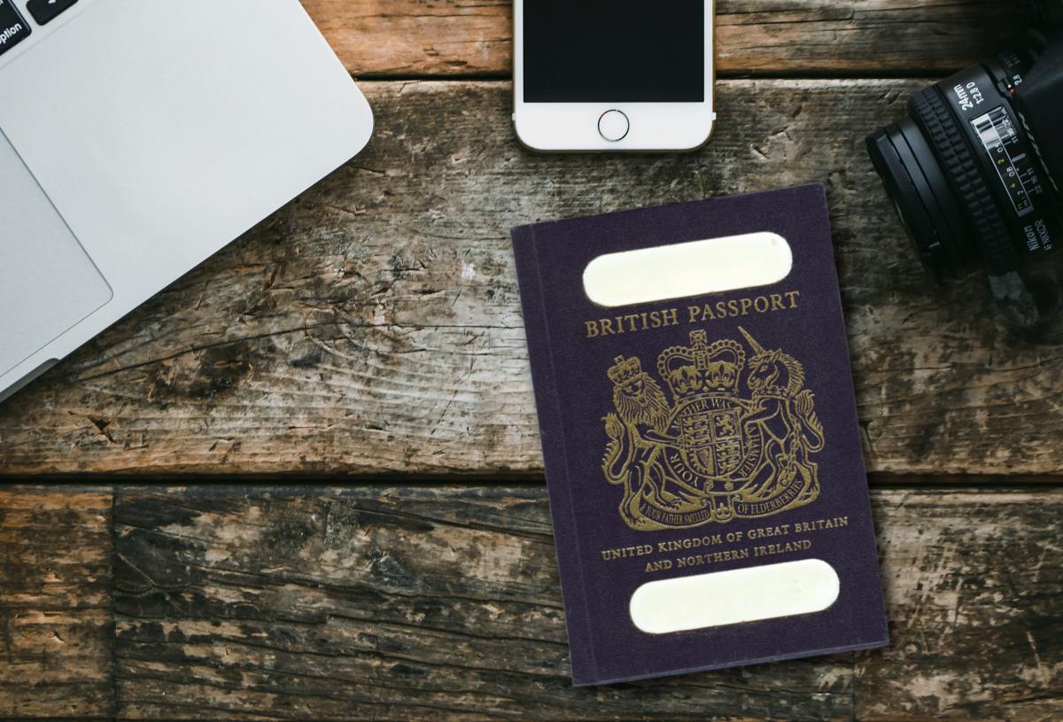 Márciustól ismét kék lesz a brit útlevél, amit amúgy az EU-ban gyártanak