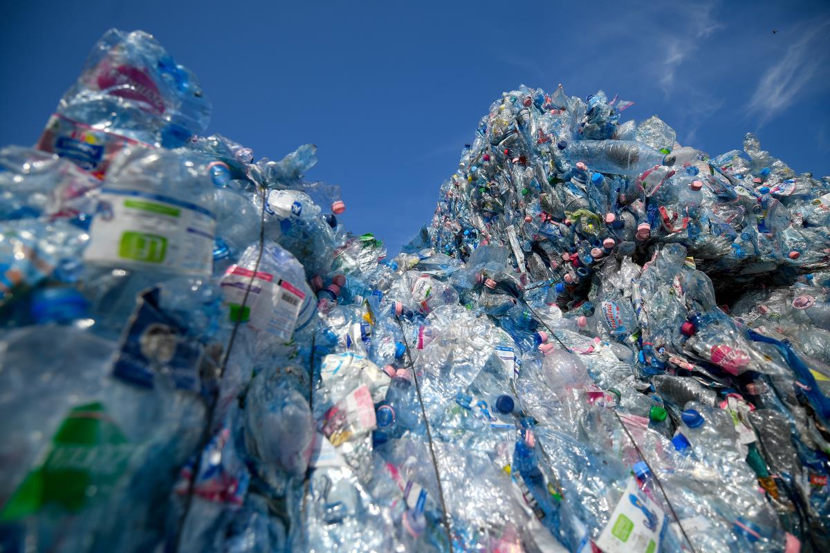 Már januártól betiltana a kormány számos egyszer használatos műanyagterméket