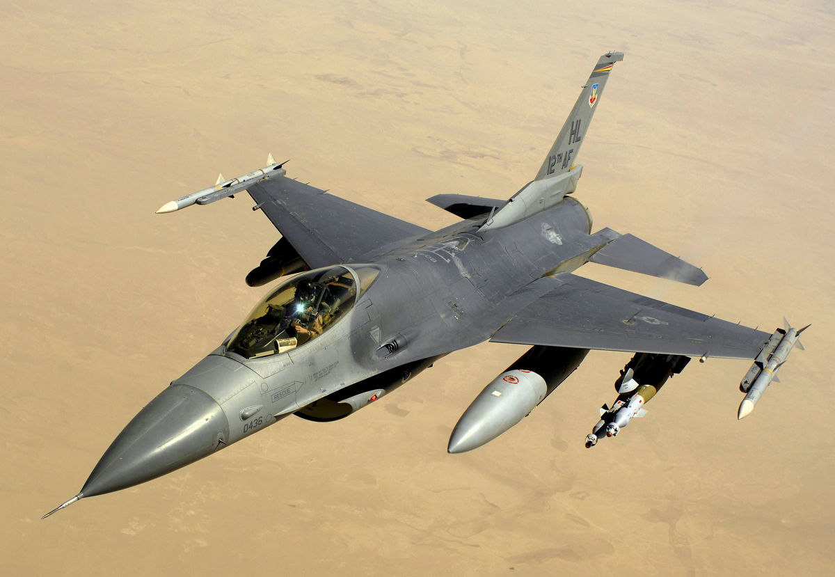 Ukrán védelmi vezető: Ukrajna F-16-os vadászgépeket kaphat