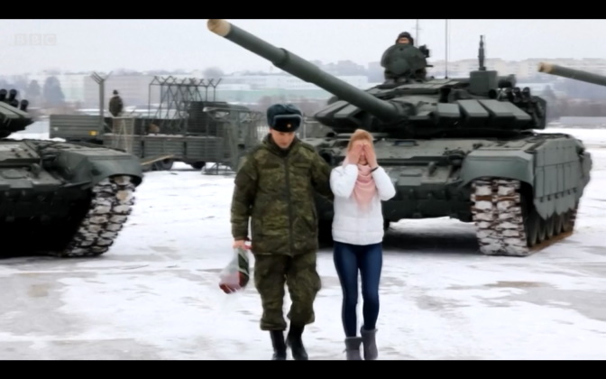 Tizenhat harckocsival kérte meg kedvese kezét egy orosz katona
