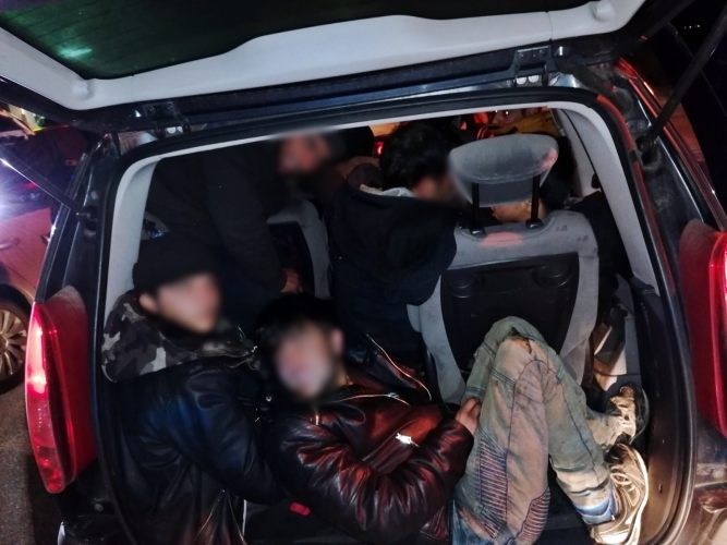 Két embercsempész autójában összesen harminc menekültet találtak a magyar rendőrök