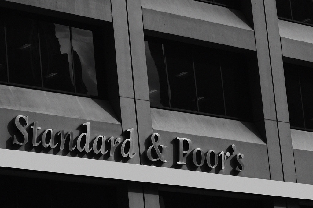 Standard & Poor's: egy lépéssel közelebb a felminősítéshez